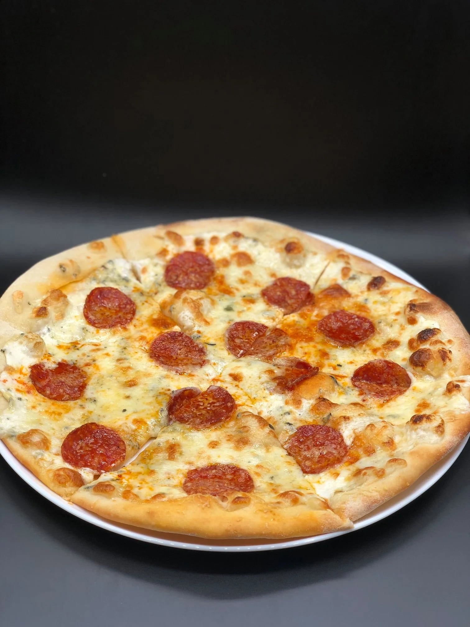 Pizza Quattro Fromaggi cu Salam Picant